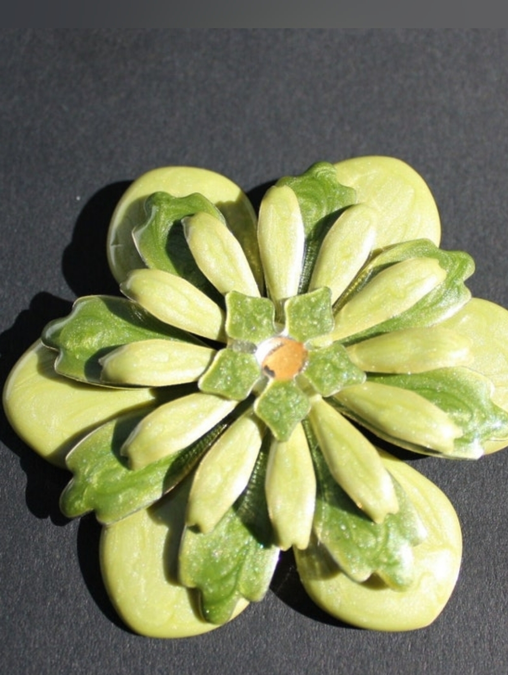 Pretty Vintage Green Enamel flower Pin/Brooch costume jewelry Spring fashion